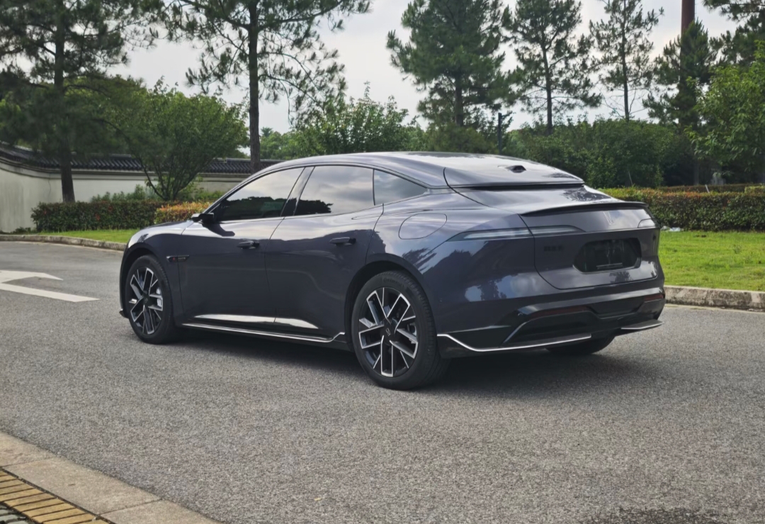 We source reliable used vehicles directly from certified dealers, offering competitive pricing and transparent documentation for bulk export orders.